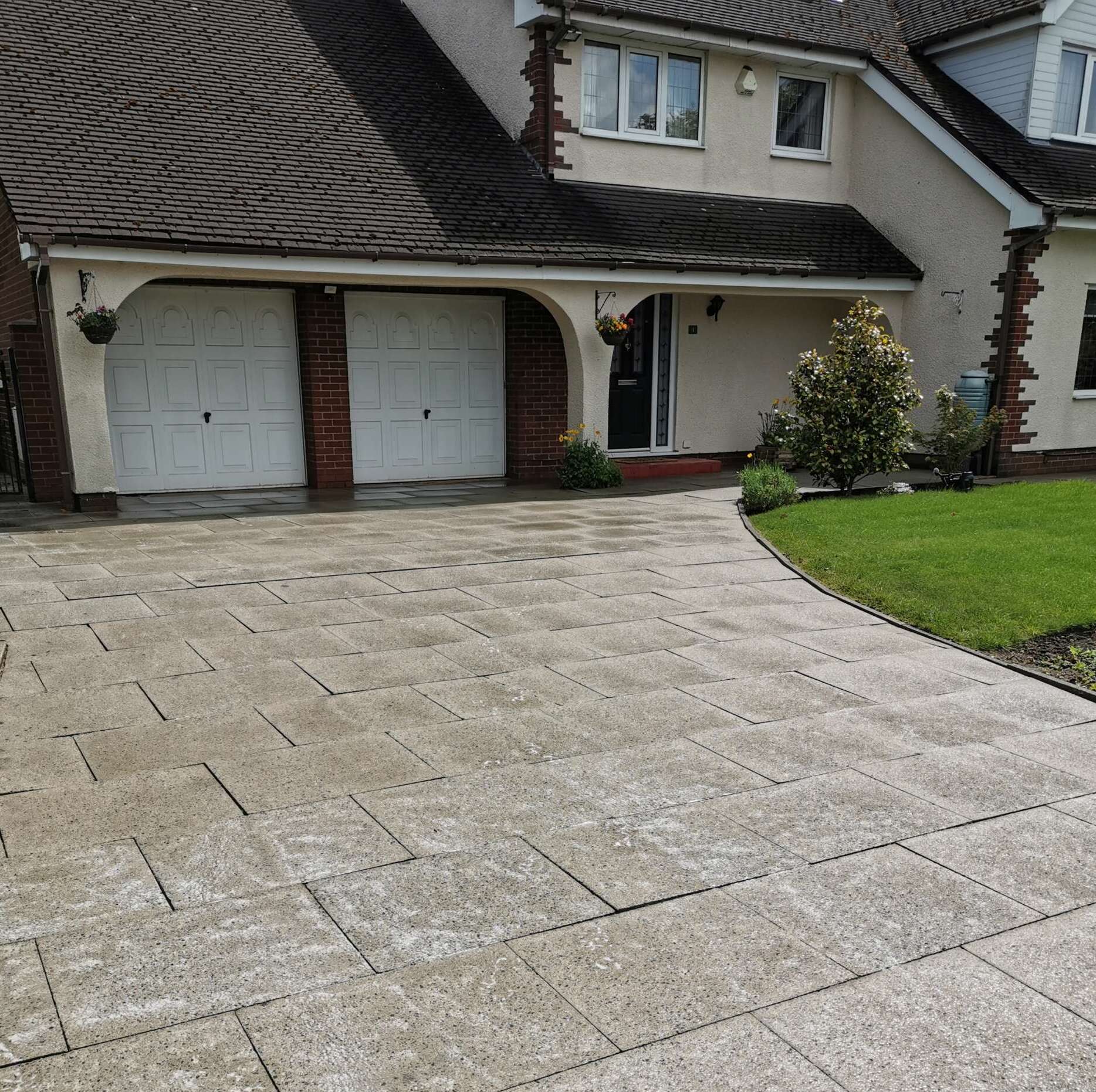 Outside cleaning services, cleaning service, pressure cleaning, roof cleaning, driveways, patio, paths, upvc cleaning, professional and cheap cleaning services, facade cleaning, outside cleaning,